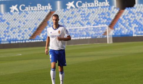 Radosav Petrovic, con el uniforme del Real Zaragoza y su dorsal 4, este miércoles en la presentación oficial en La Romareda.