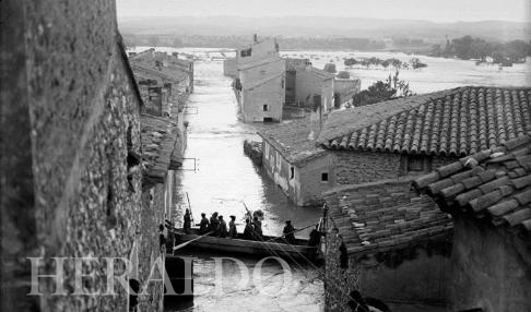 Desalojo en barca de los afectados por la riada de 1930 en la provincia de Zaragoza