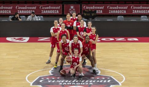 Las jugadoras del Casademont Zaragoza, en la pista central del pabellón Príncipe Feliope.