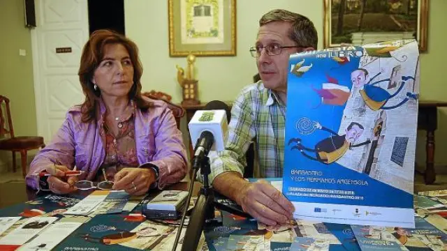 La consejera comarcal de Cultura, Inmaculada Subías, y el concejal Santiago Lisa enseñan el cartel.