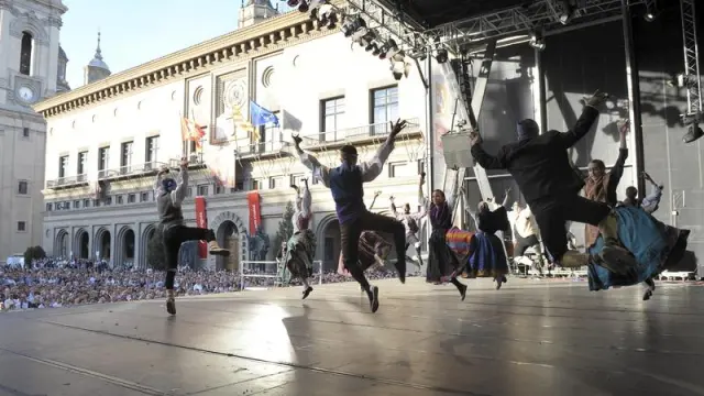 Joteros bailando en la Plaza del Pilar en 2009