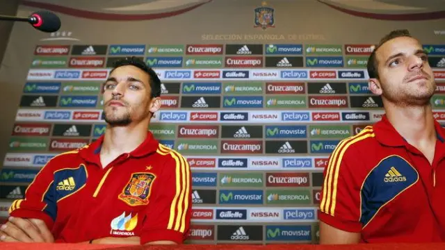 Los jugadores de la selección española Roberto Soldado (d) y Jesus Navas