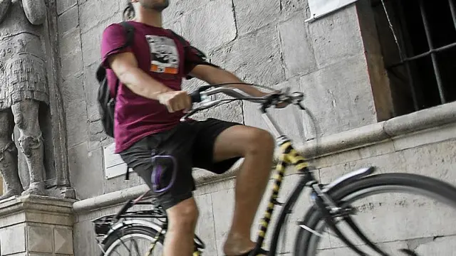 Un ciclista circula junto a la sede del Tribunal Superior de Justicia de Aragón, en el Coso Alto.