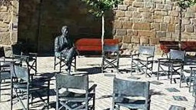 Las sillas, creadas por el escultor José Luis Fernández, son de bronce y llevan el nombre de algunos actores.
