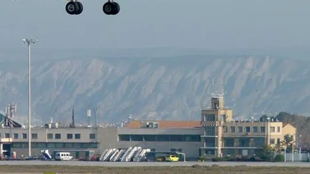 Pruebas de un avión de Vueling en el aeropuerto de Zaragoza