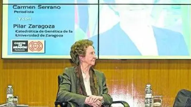 Carmen Serrano, Margarita Salas y Pilar Zaragoza conversaron el pasado miércoles en la Aljafería.