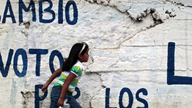 Un graffiti en las paredes del Estado de Guerrero, recuerda a los 43 jóvenes desaparecidos y llama al boicot en las elecciones de México.
