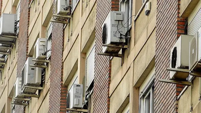 Fachada de un edificio de Zaragoza con instalaciones de aire acondicionado en casi todos los pisos.