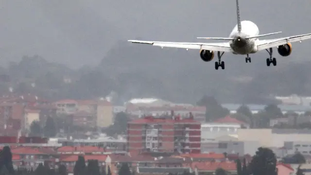 Complicado aterrizaje de un avión en Bilbao por las fuertes rachas de viento.