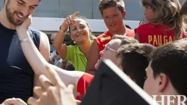 Pau Gasol firma autógrafos a los aficionados a la salida del entrenamiento con la Selección Española en el pabellón Príncipe Felipe el 29 de agosto.
