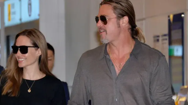 Brad Pitt y Angelina Jolie con tres de sus hijos.