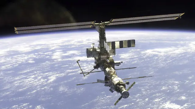 La Estación Espacial Internacional, con la Tierra al fondo.