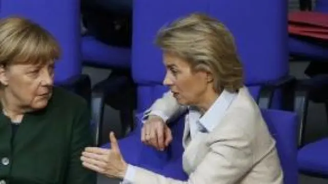 La ministra alemana de Defensa, Ursula von der Leyen, junto a Angela Merkel.