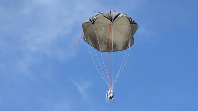 Prueba del paracaídas que llevará la sonda el día del lanzamiento desde Lanaja