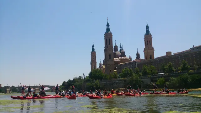 Descenso fluvial de Ebronautas con escolares en piragua en junio en Zaragoza.