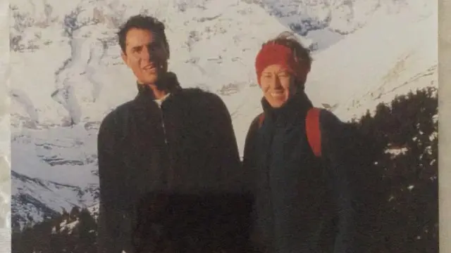 Miguel Grima, con su esposa Celia, ante las montañas que se ven desdee Fago donde quería que esparcieran sus cenizas.