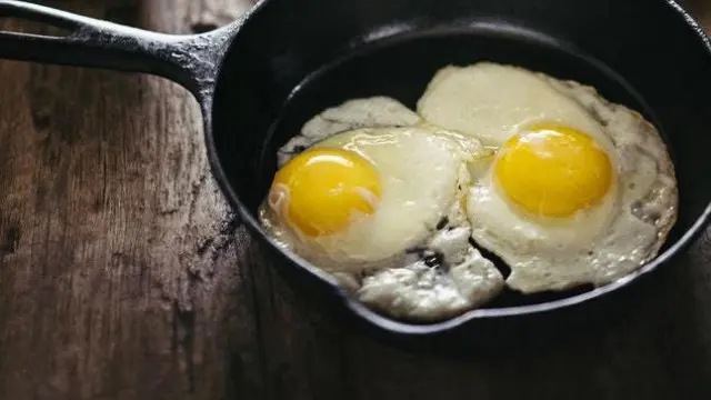 La puntilla dorada es una de las características del huevo frito ideal.