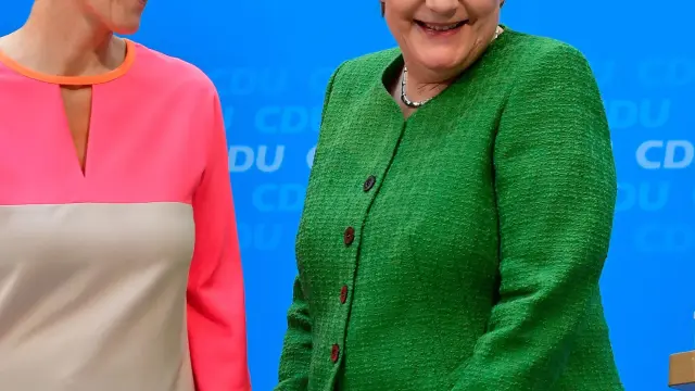 Annegret Kramp-Karrenbauer junto a Angela Merkel este lunes.