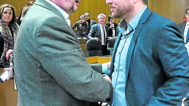 El socialista Javier Lambán saluda al secretario general de Podemos Aragón, Nacho Escartín, tras la aprobación del presupuesto.