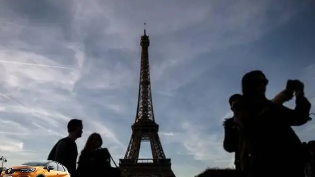 Un grupo de turistas, en la Torre Eiffel de París.