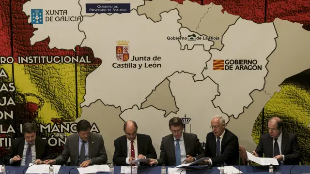 García-Page, Fernández, Lambán, Núñez Feijóo, Ceniceros y Herrera, ayer, durante la firma de la declaración de Zaragoza.