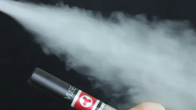 Estos aparatos utilizan baterías para calentar nicotina líquida hasta convertirla en vapor inhalable.