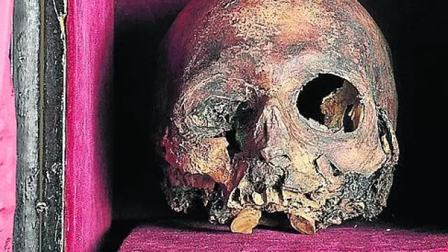 El cráneo del Papa Luna y la urna, en el Museo de Zaragoza.