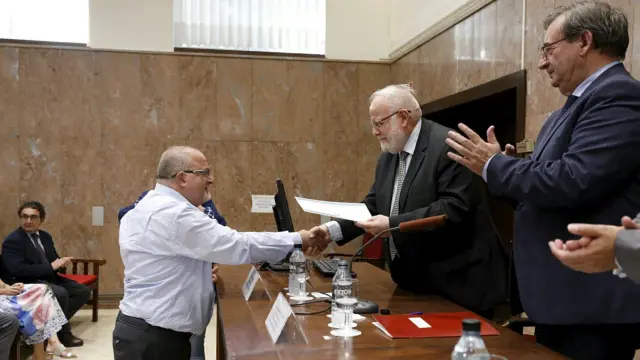 Riay Tatary entrega el diploma del curso a Fawad Nahhas, el imán expulsado de la prisión de Zuera