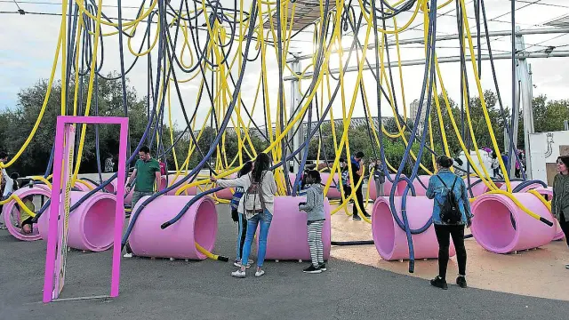 Una de las atracciones del parque Río y Juego divierte a los niños de día.