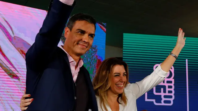 El presidente de España, Pedro Sánchez, con Susana Díaz, presidenta de la Junta de Andalucía, durante un acto de campaña en Chiclana de la Frontera este domingo.