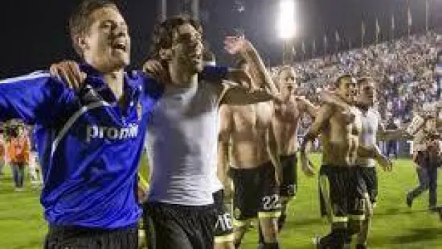 Los jugadores del Zaragoza, celebrando la victoria que les dio la salvación en Valencia.