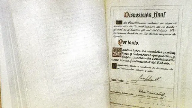 Ejemplar de la Constitución Española de 1978 guardado en el Congreso de los Diputados.