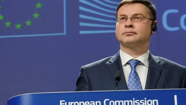 El vicepresidente de la CE para el Euro, Valdis Dombrovskis (derecha).