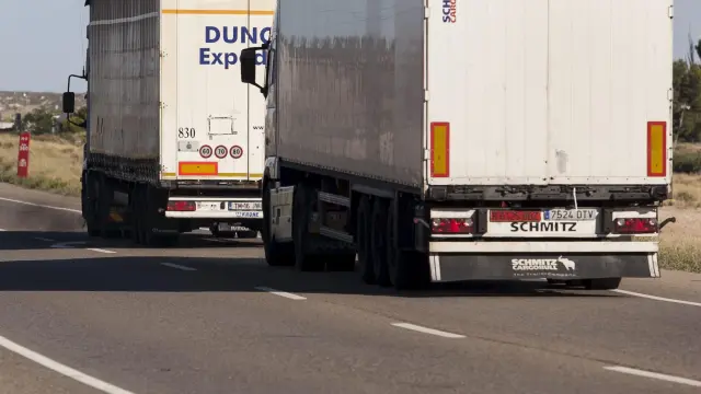 Circulación de camiones en la carretera N-II cerca de Pina.