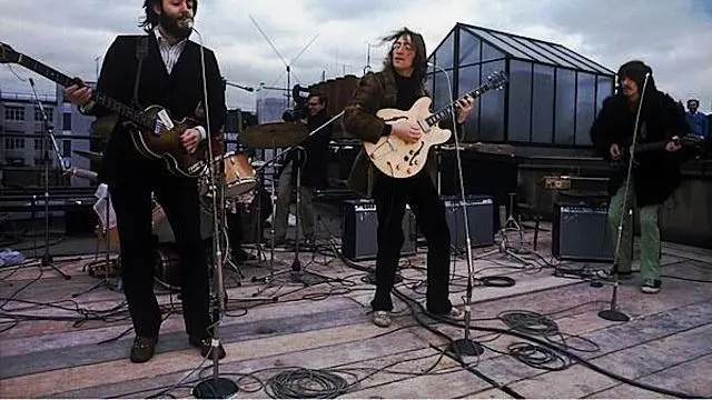 Instante de la actuación de The Beatles en el tejado de la corporación Apple Corps el 30 de enero de 1969.