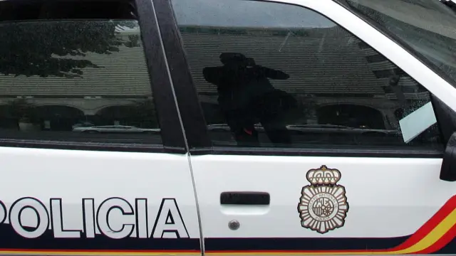 Un coche patrulla de la Policía Nacional, en Zaragoza.