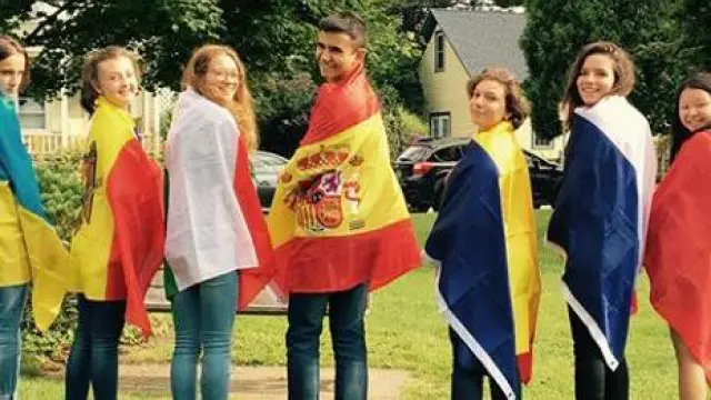 Miguel Jorcano, en el centro con la bandera de España, con otros estudiantes internacionales en Vermont, Estados Unidos.