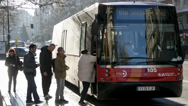 Un autobús de la línea 510, Zaragoza-La Muela, ayer, en la parada inicial del recorrido.