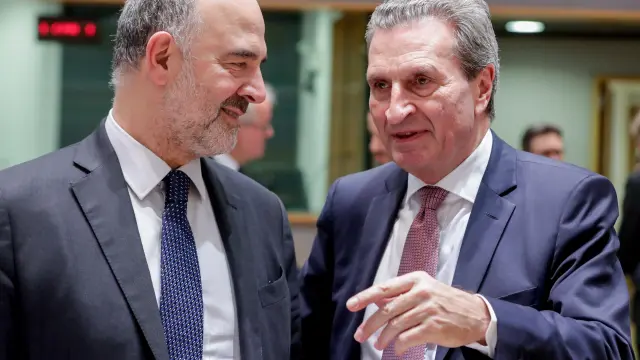 El comisario europeo de Asuntos Económicos, Pierre Moscovici, y el comisario europeo para los Presupuestos, Günter Oettinger.