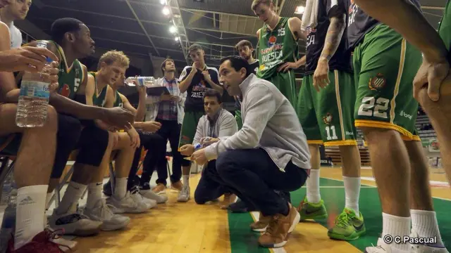 Guillermo Arenas da instrucciones a sus jugadores en Cáceres.