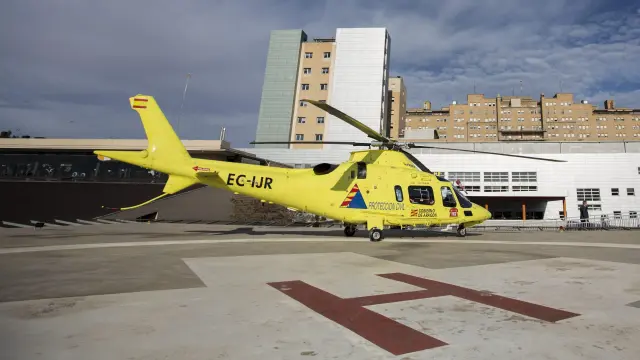 Un helicóptero del 112 en el helipuerto del Miguel Servet, en Zaragoza.