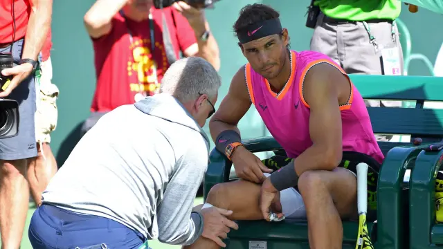Mar 15, 2019; Indian Wells, CA, USA; Rafael Nadal (ESP) receives medical attention on his right knee during his quarter final match against Karen Khachanov (not pictured) in the BNP Paribas Open at the Indian Wells Tennis Garden. Mandatory Credit: Jayne Kamin-Oncea-USA TODAY Sports [[[REUTERS VOCENTO]]] TENNIS/