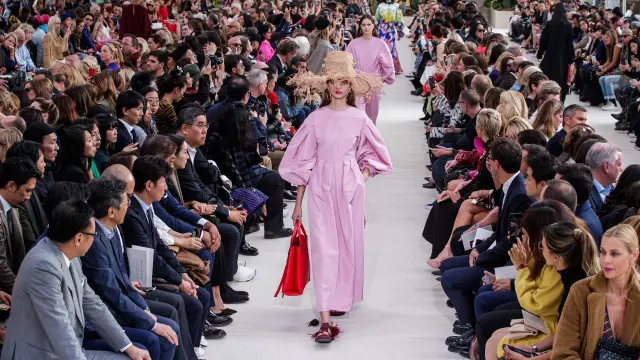 Un modelo en rosa de ier Paolo Piccioli para Valentino