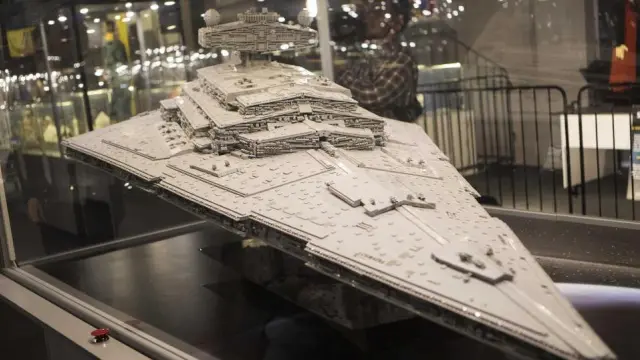 La 'Chimaera', nave insginia del Almirante Thrawn de la Armada Imperial, en la exposición de Lego en Puerto Venecia.