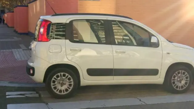 El vehículo mal estacionado en la calle de Vázquez de Mella.