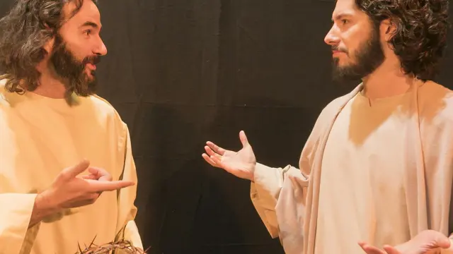 Javier Machuca -izda.- interpreta a Jesús los domingos y Jorge Cored lo encarna los sábados.