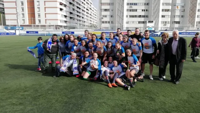 Los componentes de Zaragoza CFF celebra el título a pie de campo
