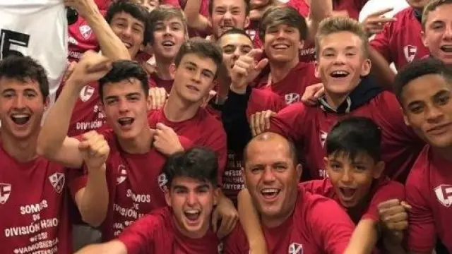 Los juveniles de la SD Huesca celebran su ascenso a División de Honor.