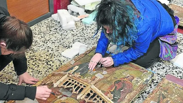 Alumnas analizan las pinturas del retablo de San Vicente de Bueña (Teruel).