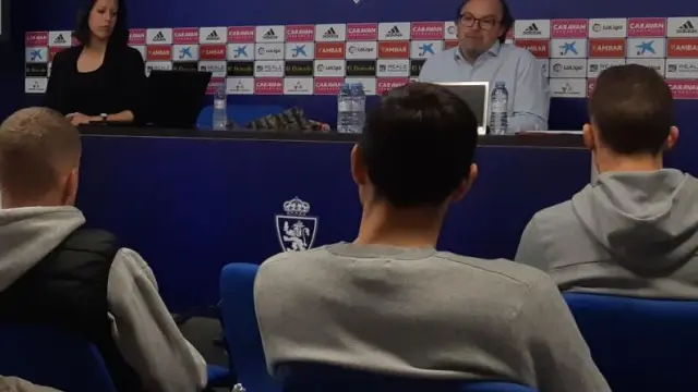 La plantilla del Real Zaragoza atiende a Fernando Sainz de Varanda, vicepresidente del Consejo de la SAD, en la charla de este miércoles en la Ciudad Deportiva.